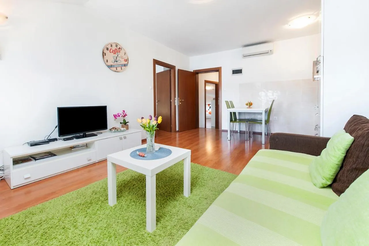 Sea View Apartment 로비니 0*,
