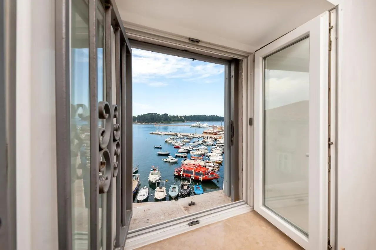 Sea View Apartment 로비니