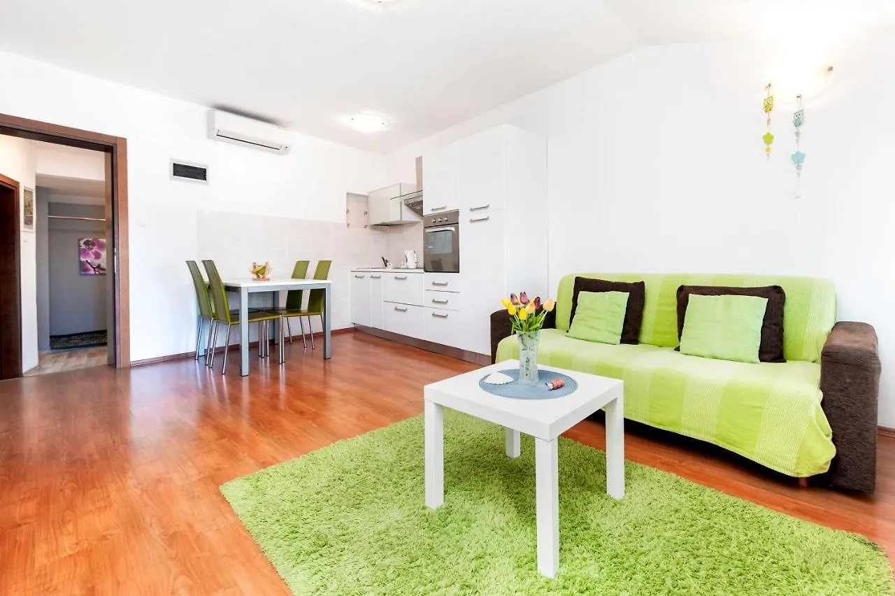Sea View Apartment 로비니
