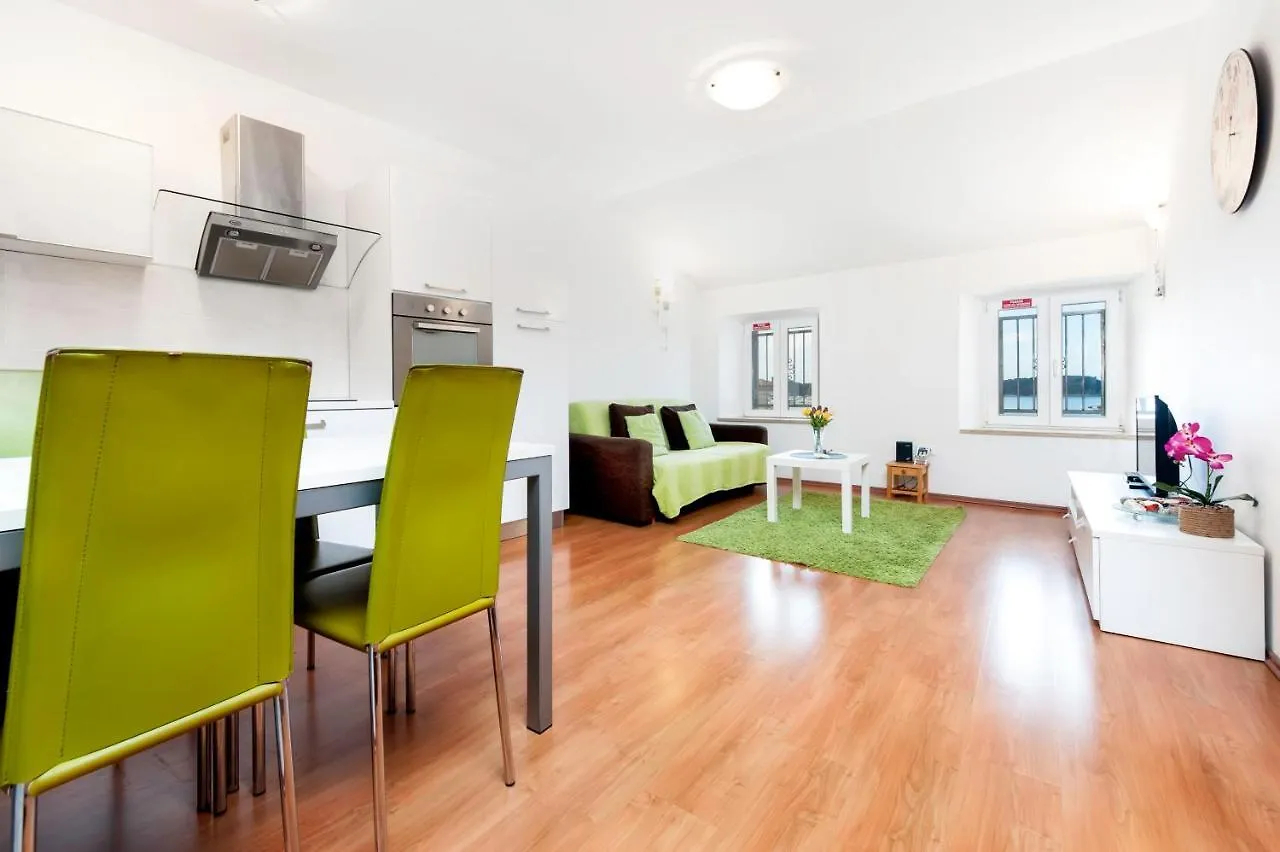 Sea View Apartment 로비니