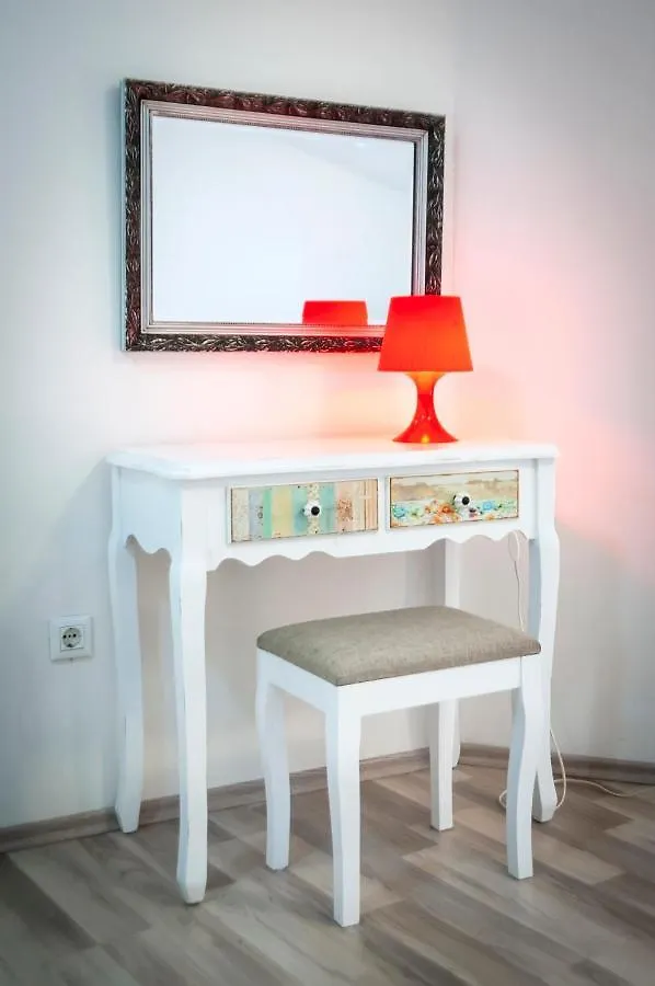 Sea View Apartment 로비니
