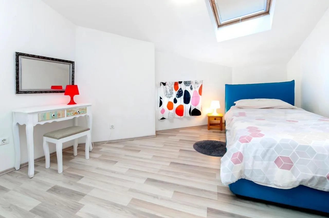 Sea View Apartment 로비니