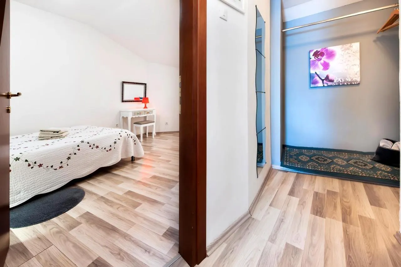 Sea View Apartment 로비니 0*,
